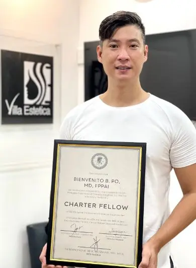 Dr. Bien Po receiving his Philippine Federation of Cosmetic Surgeons recognition