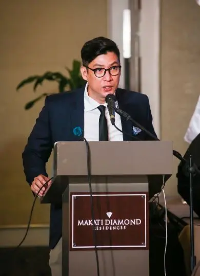 Dr. Bien Po lecturing on V-Line Liposuction and Contouring