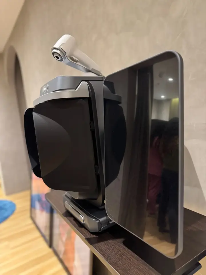 Skin analysis imaging device inside BienPoMD Aesthetics