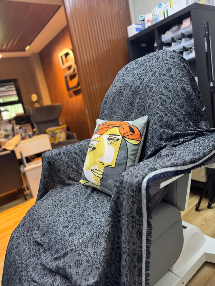Comfortable treatment chair inside a BienPoMD procedure room